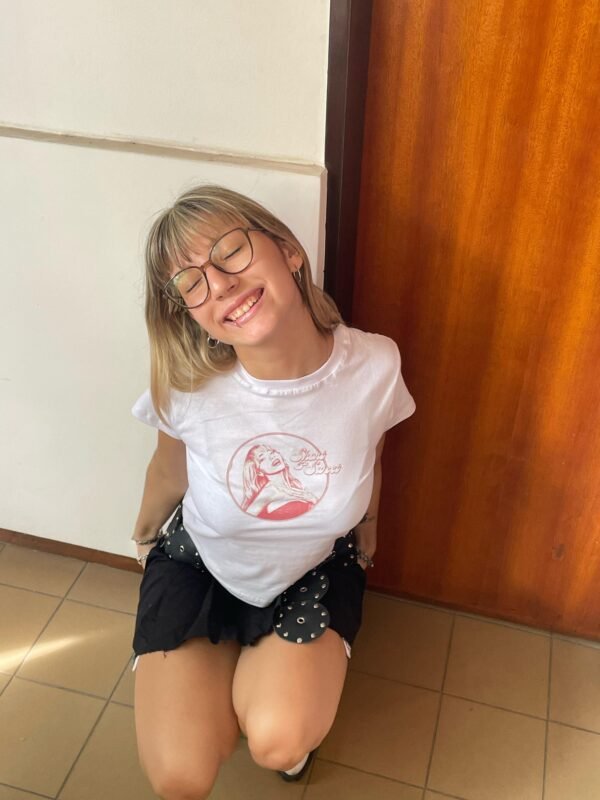 8aafe3fe-ee3e-4411-82a6-23f78d0cc0fa Baby tee Sabrina